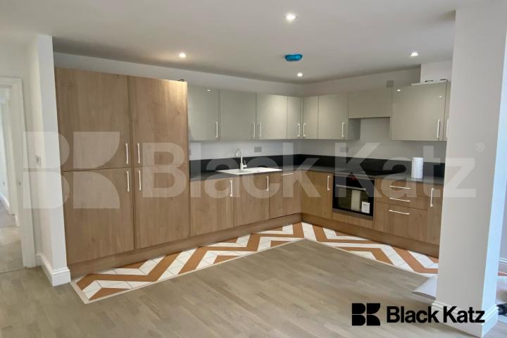 Offing Over 60 Sq. Mts. Of Living & Entertaining Space Flaxman Road , Loughborough Junction 